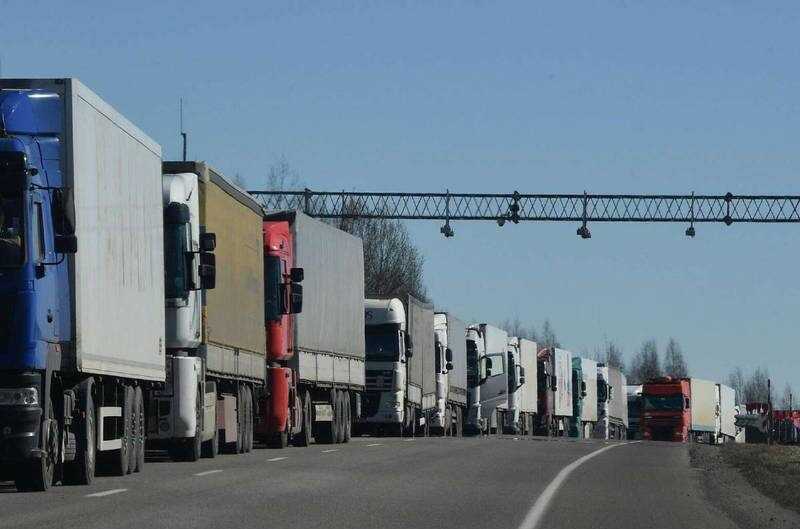 На подъездах к Крымскому мосту образовались многокилометровые очереди автомобилей