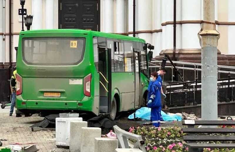 В Екатеринбурге в аварии с участием автобуса погибли четыре человека