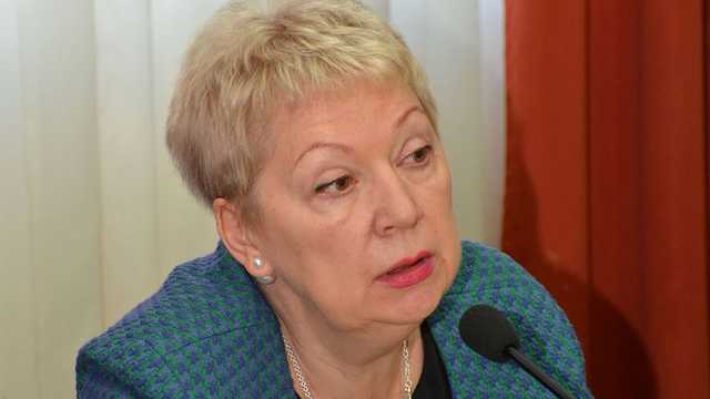 Ольга Васильева "Просвещением" доведет "Российский учебник" до "ручки"?