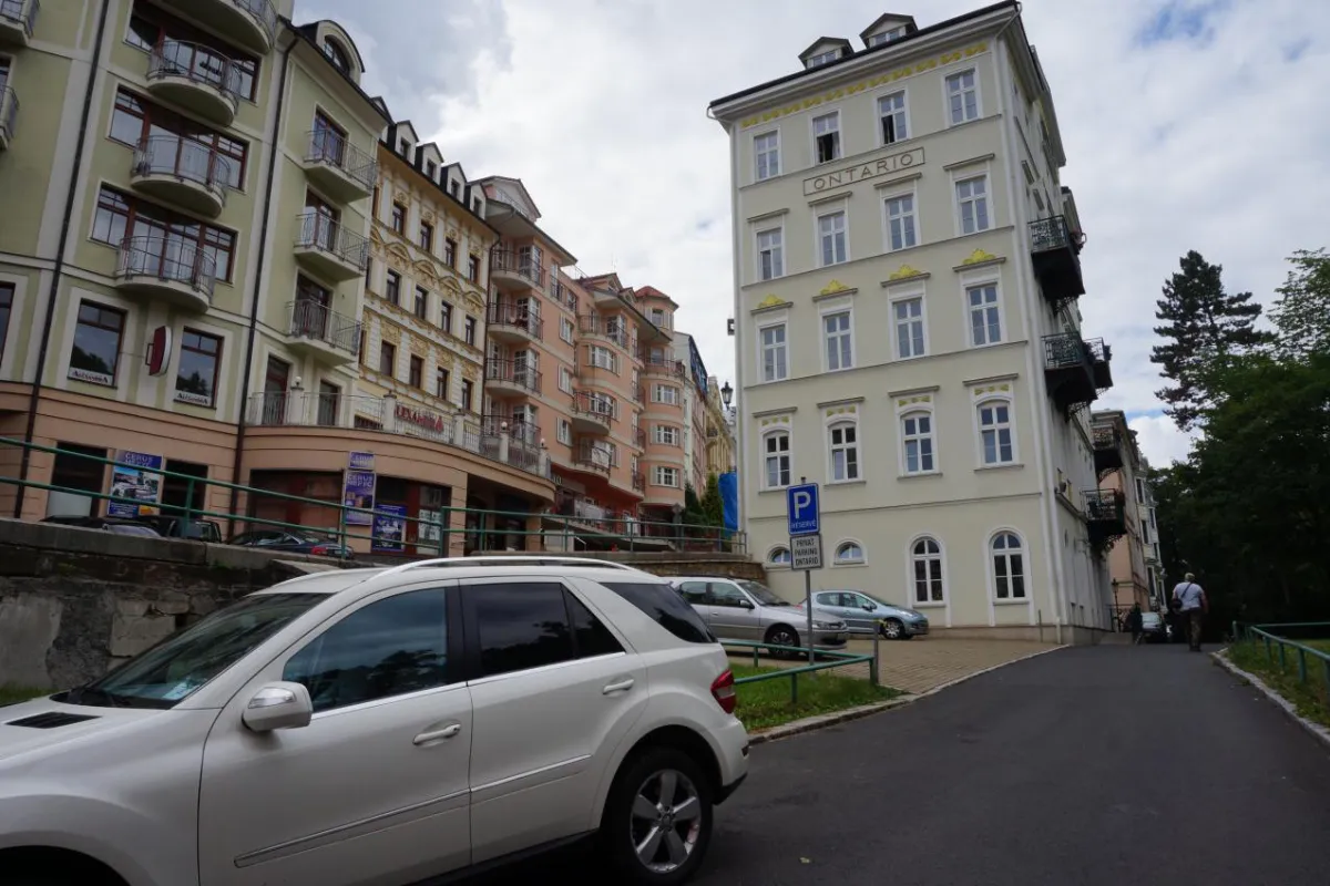 Два дома Левитиных в центре Карловых Вар (слева)