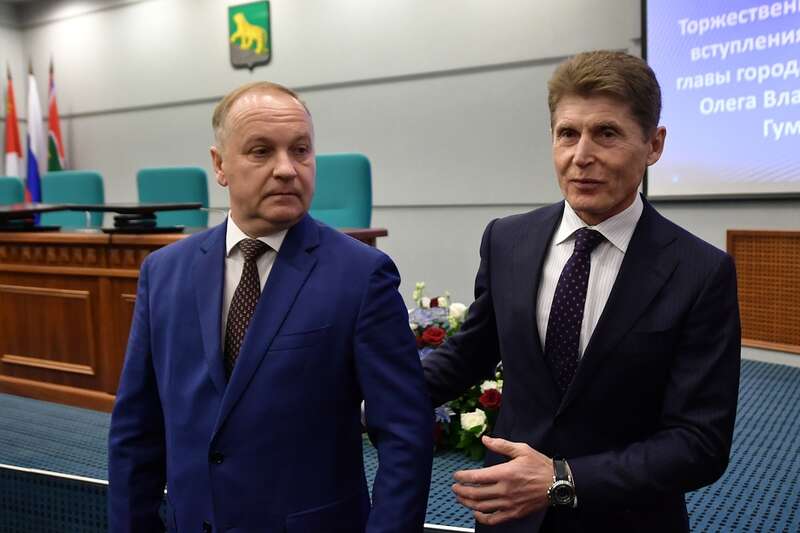 5 апреля 2019 года. Олег Кожемяко представляет Олега Гуменюка прессе на церемонии вступления его в должность мэра Владивостока. qedidttiqhidqukmp