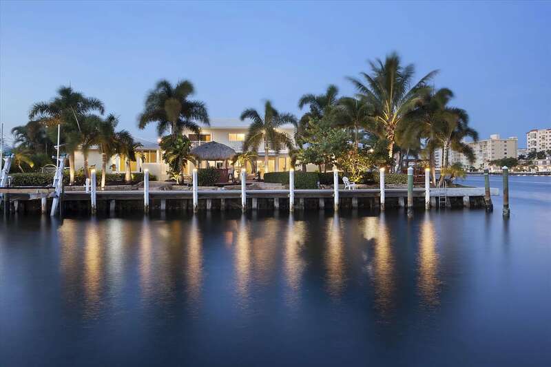 Вид с воды на поместье Intracoastal Point. Фото &copy;&nbsp;zillow.com