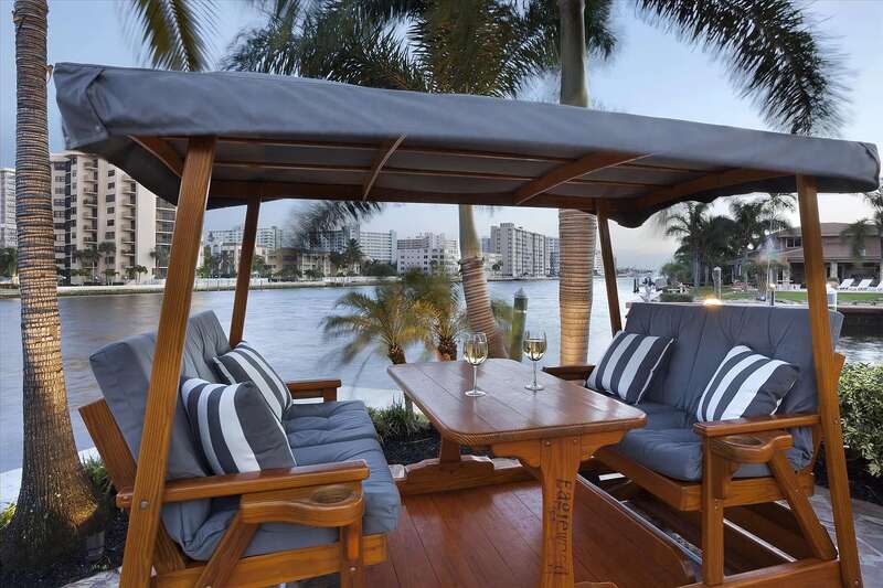 На территории особняка есть беседка на берегу. Фото &copy;&nbsp;zillow.com